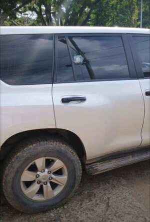 Este es el vehículo donde se transportaba el papá de la Vicepresidenta y el menor de edad. En la ventana se ve uno de los impactos.