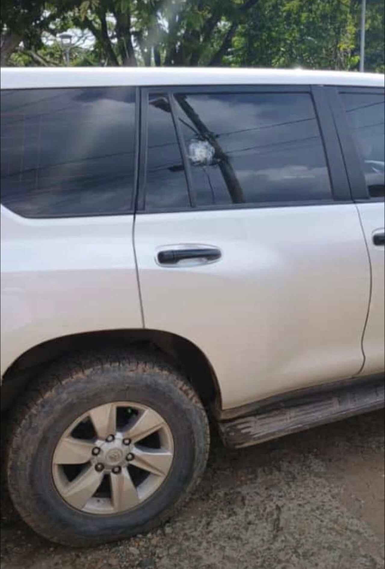 Este es el vehículo donde se transportaba el papá de la Vicepresidenta y el menor de edad. En la ventana se ve uno de los impactos.