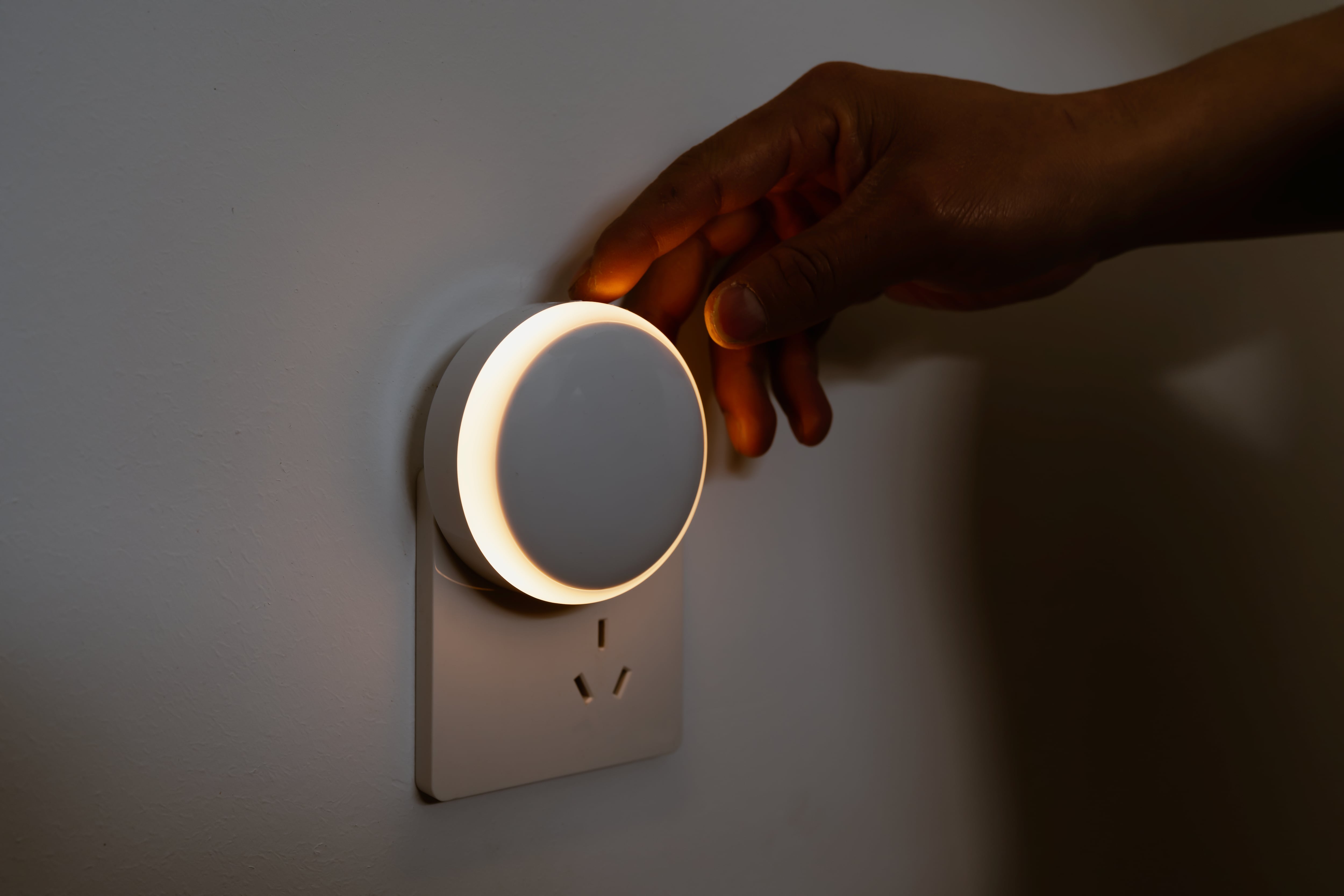 El uso racional de electrodomésticos y sistemas eléctricos no solo reduce el gasto, sino que también prolonga la vida útil de los equipos.