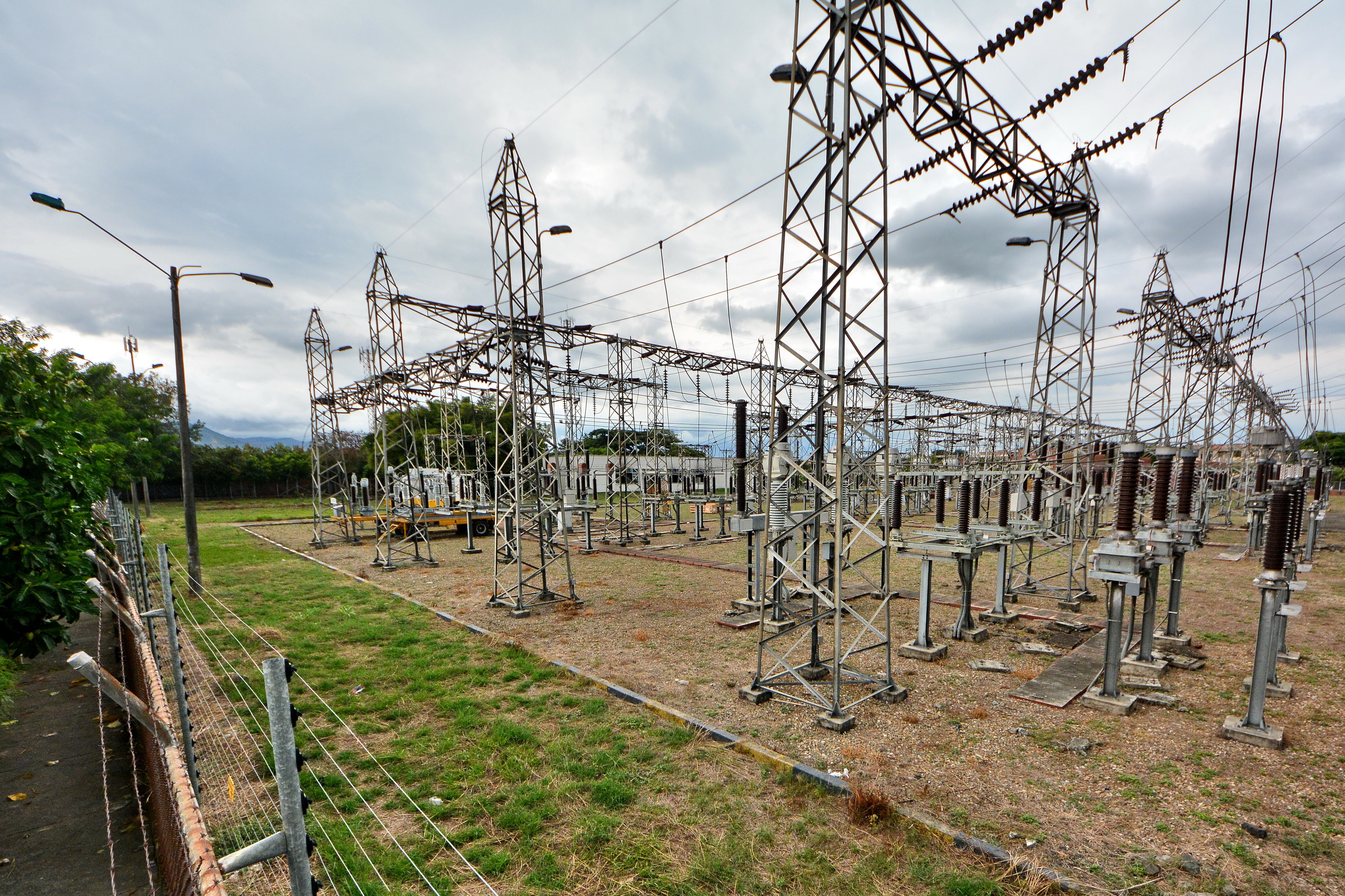 Siguen los trabajos, para reparar los daños en la subestación de San Luis, dónde se presentó una explosión la noche de ayer. Según los técnicos, no se puede establecer en cuánto tiempo se restablecerá el servicio de energía, que afecta varios barrios del norte de la ciudad. Además dependen de unas buenas condiciones climáticas.