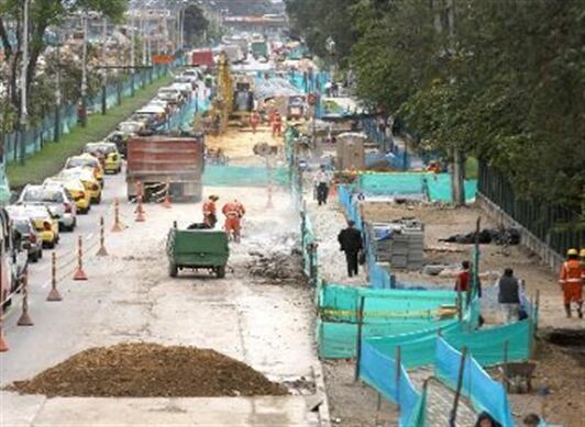 La construcción del Transmilenio por la 26 tuvo retrasos por más de tres años