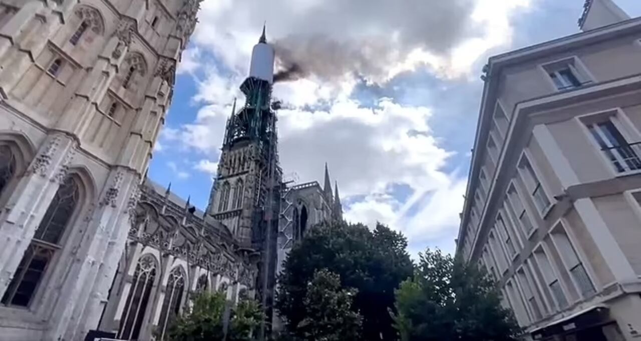 Incendio en la Catedral de Notre-Dame de Rouen.