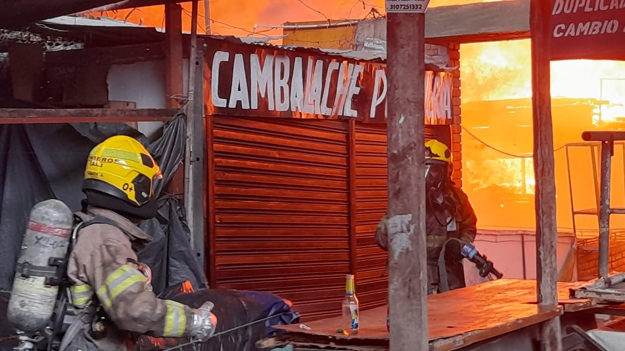 El Cuerpo de Bomberos de Cali atiende la emergencia.