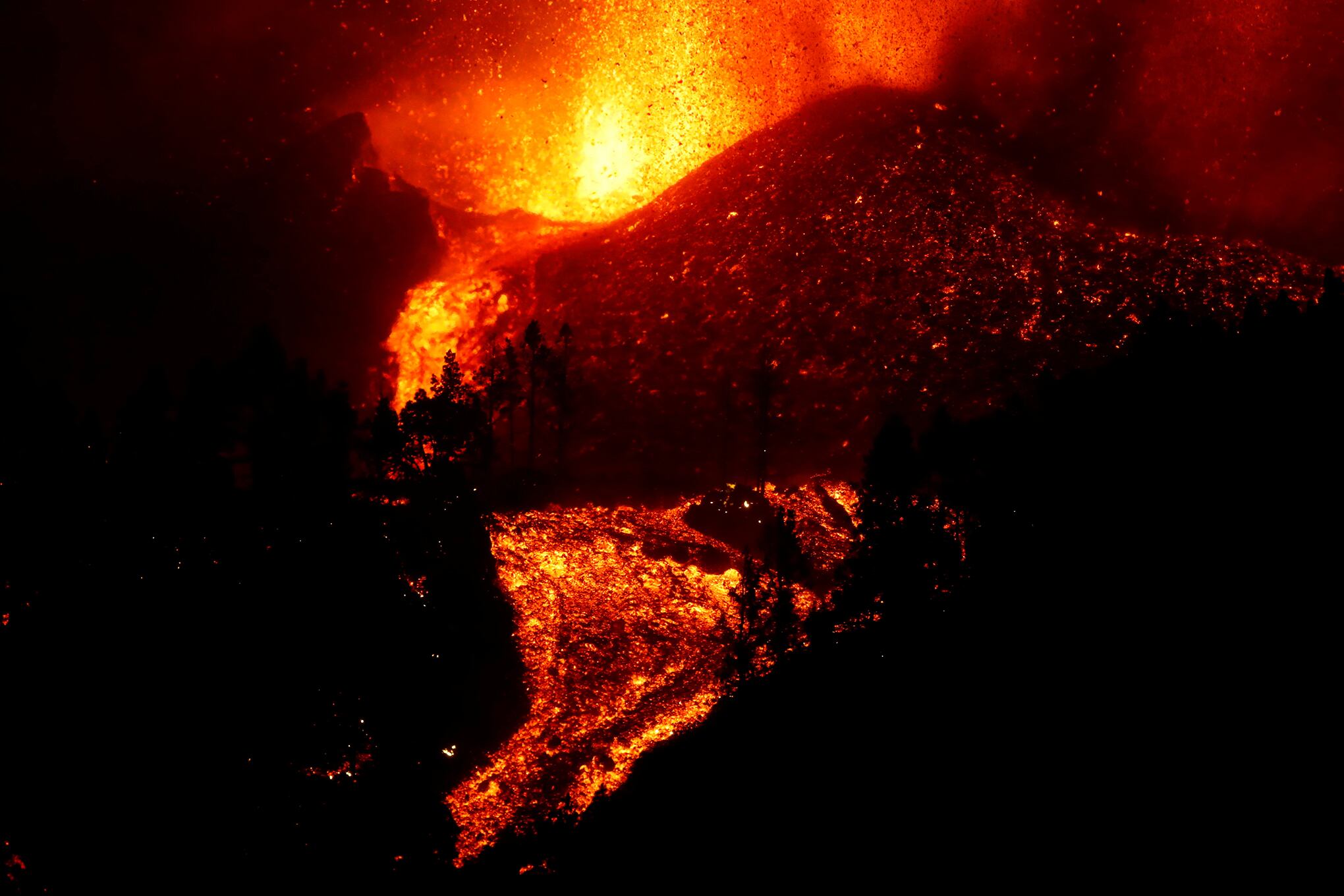 En Imágenes erupción de volcán en la isla canaria de La Palma, España