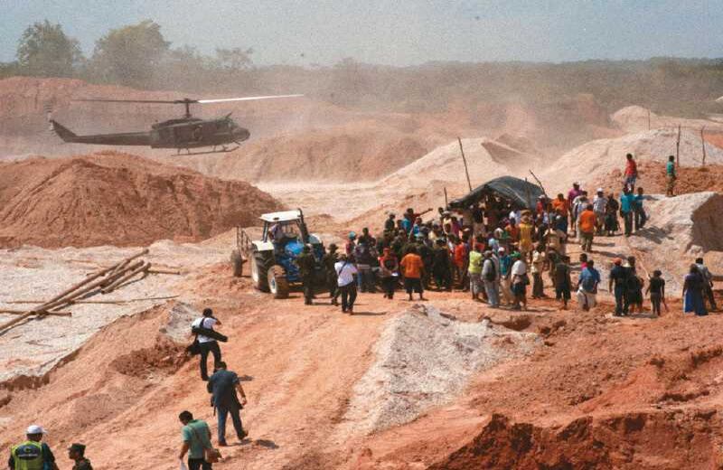 Las vacunas que pagan los mineros van a las Farc o las bandas criminales. El gobierno combate las minas ilegales al considerarlas la base de financiación de esas agrupaciones y una fuente de contaminación ambiental.