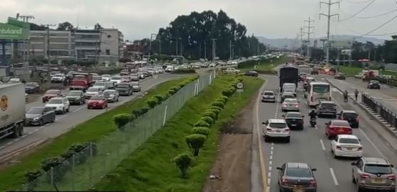 El concierto de Harry Styles en el Coliseo Live, en Cota, Cundinamarca, ha generado fuerte trancón en la Calle 80 en la entrada y salida de Bogotá.