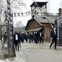 El primer ministro francés, Jean Castex (C), se encuentra en la puerta durante una visita al Memorial y Museo Auschwitz-Birkenau del antiguo campo de concentración y exterminio nazi alemán en Oswiecim, Polonia, el 27 de enero de 2022, en el 77.° aniversario de la liberación de Auschwitz, en conmemoración del Día Internacional de Conmemoración del Holocausto.