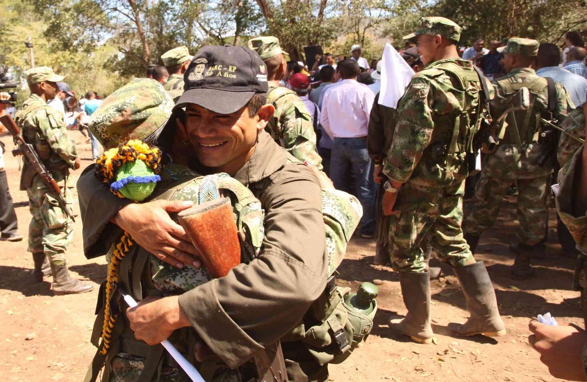 Muestras de afecto se vieron entre los guerrilleros, próximos a ser recibidos por la sociedad civil Foto: León Darío Peláez