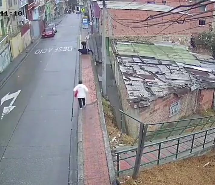 Vecinos intentaron auxiliar a la mujer fallecida.