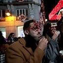 La gente come uvas como tradición para celebrar el Año Nuevo, en Sol Plaza en Madrid, España, el 31 de diciembre de 2021. (Foto de Juan Carlos Rojas/Xinhua a través de Getty Images)