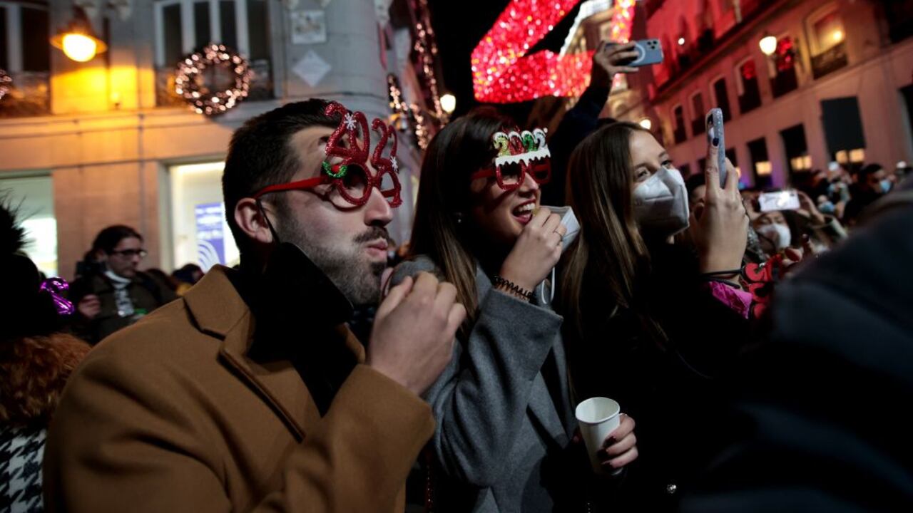 La gente come uvas como tradición para celebrar el Año Nuevo, en Sol Plaza en Madrid, España, el 31 de diciembre de 2021. (Foto de Juan Carlos Rojas/Xinhua a través de Getty Images)