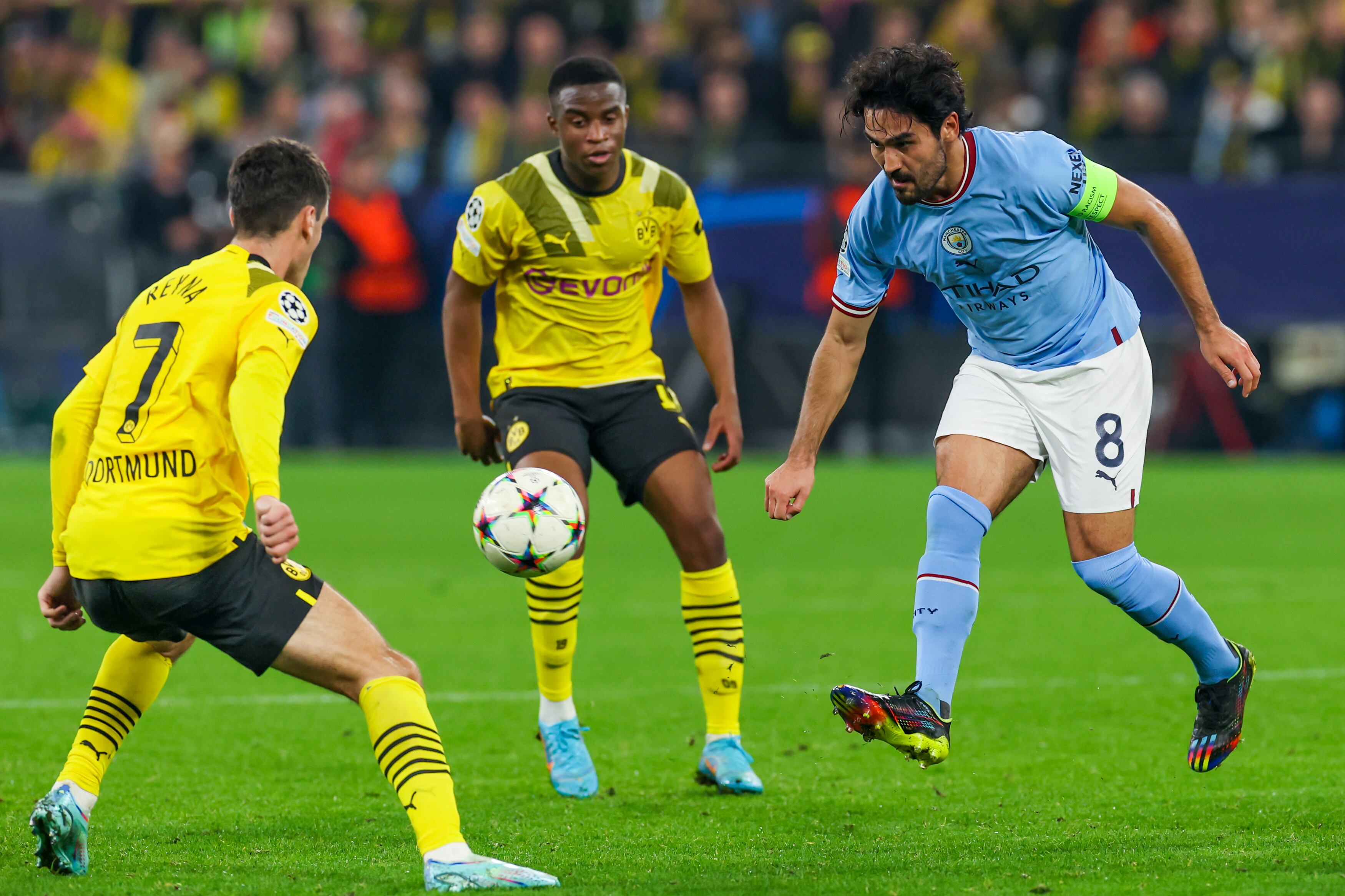 Gundogan en disputa de balón con Hazard.