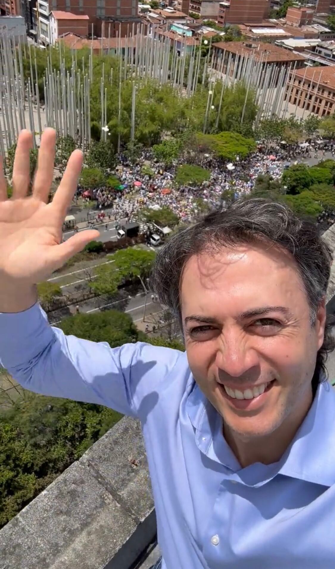 Daniel Quintero saludando a la oposición