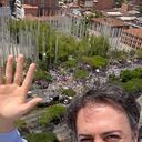 Daniel Quintero saludando a la oposición en la marcha de este martes, 20 de junio.