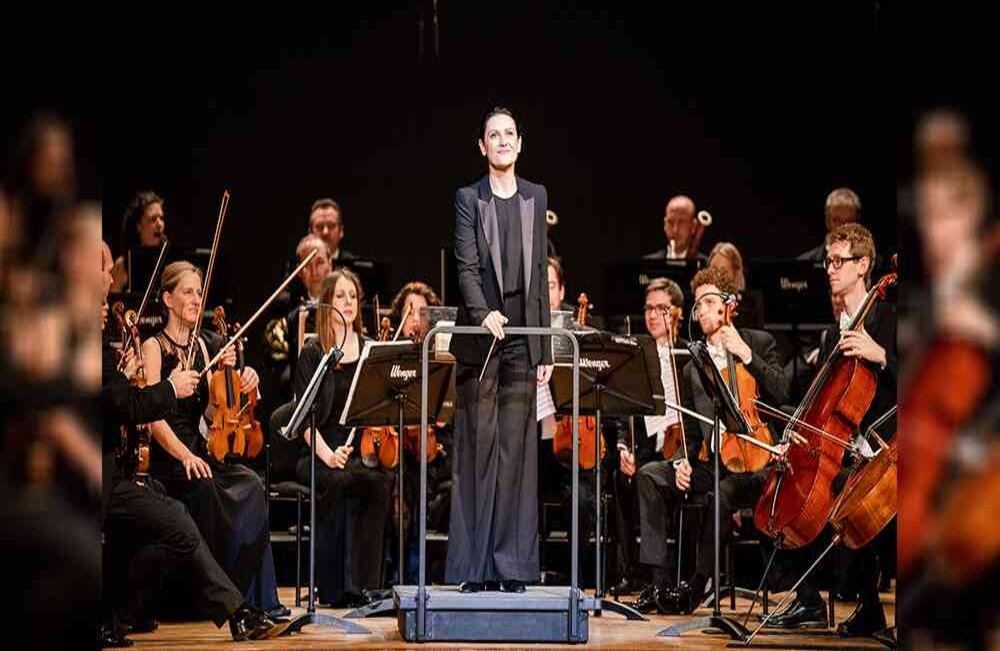Viernes 4 de enero, concierto inaugural. Natalie Murray Beale, agradece al público el gran recibimiento. Esa noche, dirigió en el Teatro Adolfo Mejía, a la Philharmonia Orchestra de Londres con la Sinfonía n.° 41 en do mayor de Mozart. Foto: Wilfredo Amaya.