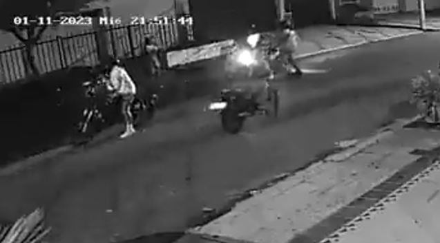 Los delincuentes no lograron robar la motocicleta.
