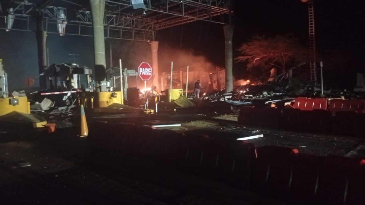 Dos personas murieron en atentado terrorista en el peaje Alto Pino, en La Guajira.