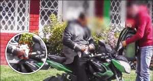 El expendedor mayoritario le suministra al sujeto de saco rojo un bloque de marihuana para venderlo. Todos los contactos fueron hechos en redes sociales.