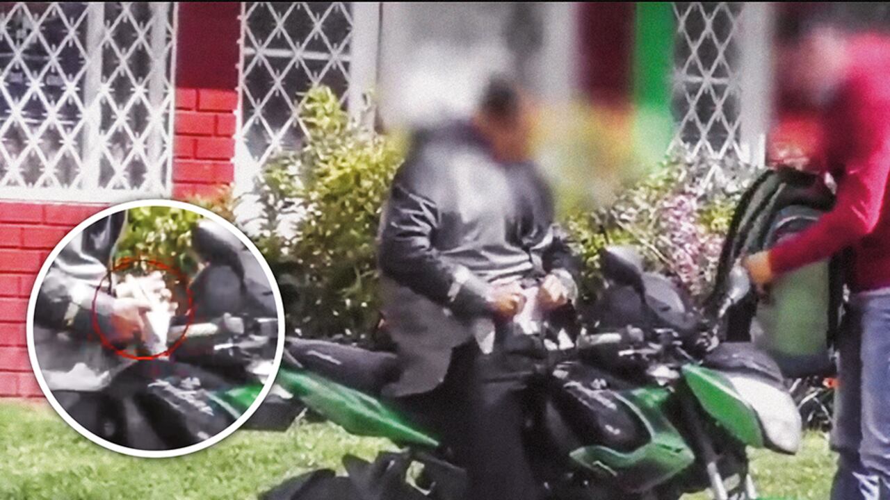 El expendedor mayoritario le suministra al sujeto de saco rojo un bloque de marihuana para venderlo. Todos los contactos fueron hechos en redes sociales.