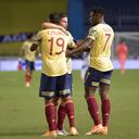 El colombiano Luis Muriel, izquierda, celebra anotar el tercer gol de su equipo con sus compañeros Duvan Zapata, derecha, y James Rodríguez durante un partido de fútbol de clasificación contra Venezuela para la Copa Mundial de la FIFA Qatar 2022 en Barranquilla, Colombia, el viernes 9 de octubre de 2020. Foto AP / Raúl Arboleda.