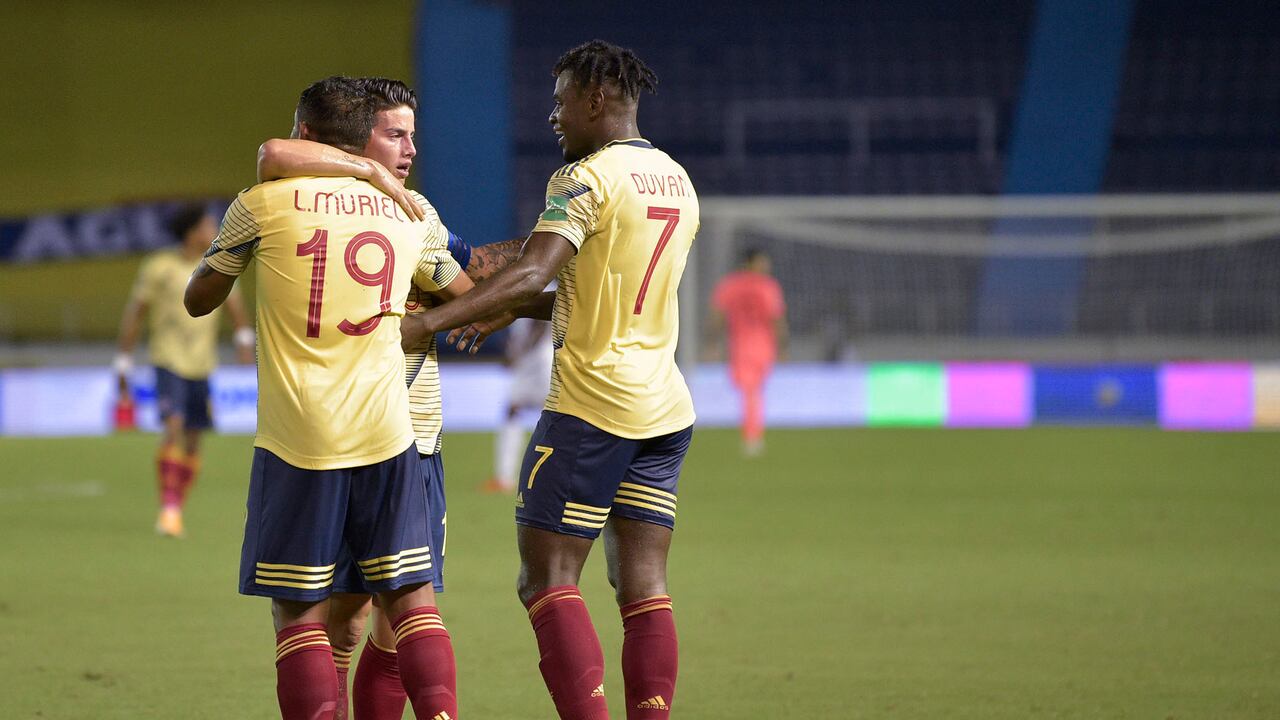 El colombiano Luis Muriel, izquierda, celebra anotar el tercer gol de su equipo con sus compañeros Duvan Zapata, derecha, y James Rodríguez durante un partido de fútbol de clasificación contra Venezuela para la Copa Mundial de la FIFA Qatar 2022 en Barranquilla, Colombia, el viernes 9 de octubre de 2020. Foto AP / Raúl Arboleda.