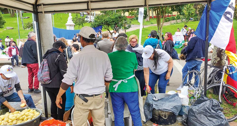Simpatizantes de la extinta guerrilla del M-19 se reunieron frente a la Casa Museo Quinta de Bolívar e hicieron una olla comunitaria para celebrar lo que calificaron como un triunfo propio.
