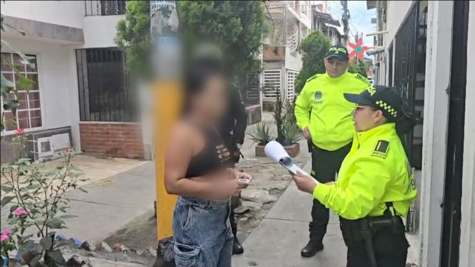 Policía lee derechos de capturado a alias Pantera.