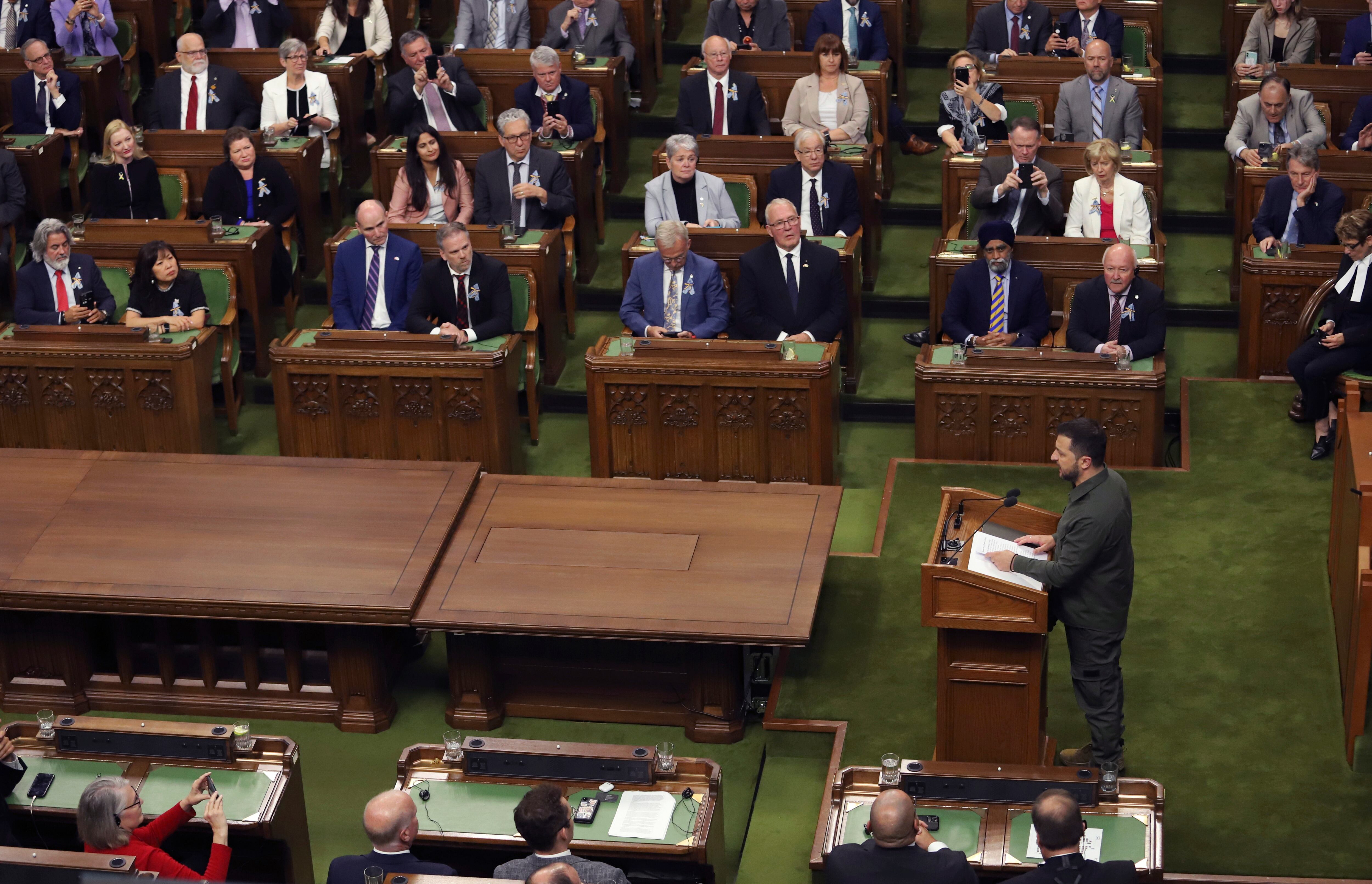 Zelenskyy agradeció repetidas veces a Canadá y recibió varias ovaciones de pie de dignatarios y parlamentarios.