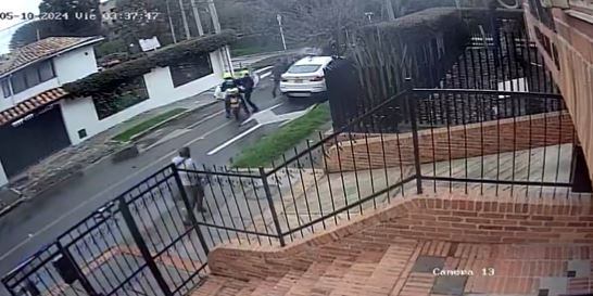 Los sujetos con prendas alusivas a la Policía se van inmediatamente llegan los delincuentes