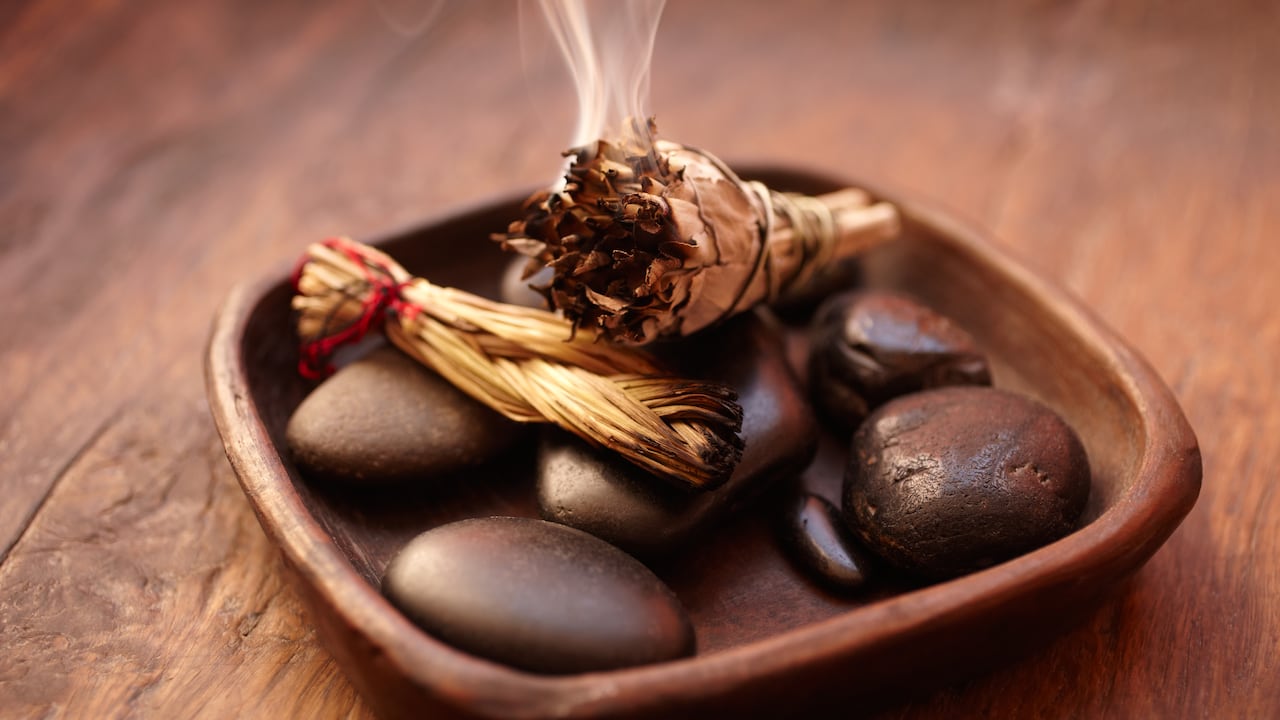 Quemar incienso trae muchos beneficios al hogar.