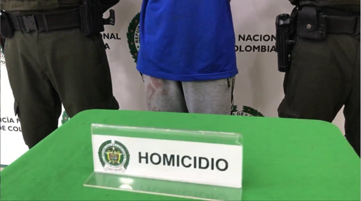 La ropa del agresor quedó quedó manchada con la sangre de la víctima.