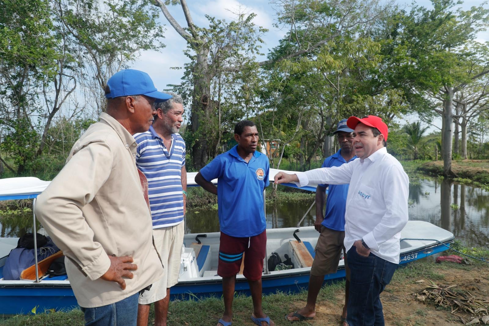 Carlos Rosado, directivo de Sacyr, conversando con una de las comunidades que se beneficará del proyecto.