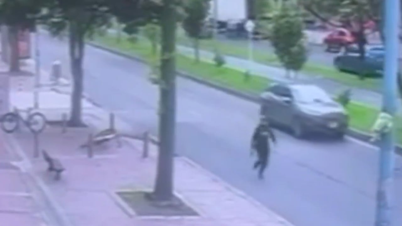 Aquí se ve al uniformado corriendo después de haber impactado a los delincuentes.