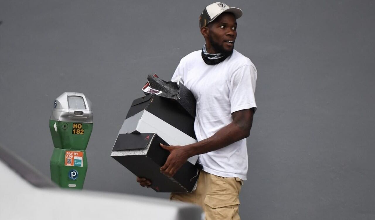 Varias personas han sido vistas robando tiendas y sacando objetos sin ningún impedimento de las autoridades