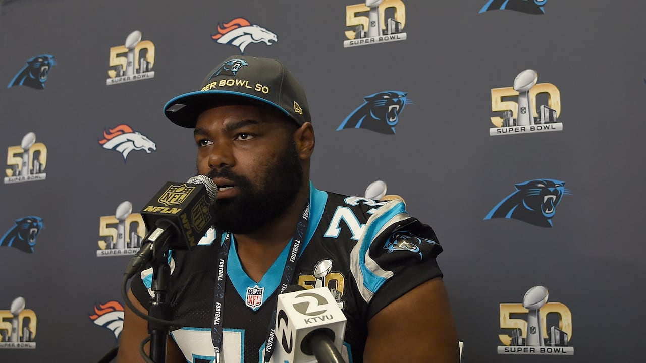 SAN JOSE, CA - 02 DE FEBRERO: Tackle Michael Oher #73 de Carolina Panther se dirige a los medios de comunicación antes del Super Bowl 50 en el San Jose Convention Center/ San Jose Marriott el 2 de febrero de 2016 en San Jose, California. (Foto de Thearon W. Henderson/Getty Images)