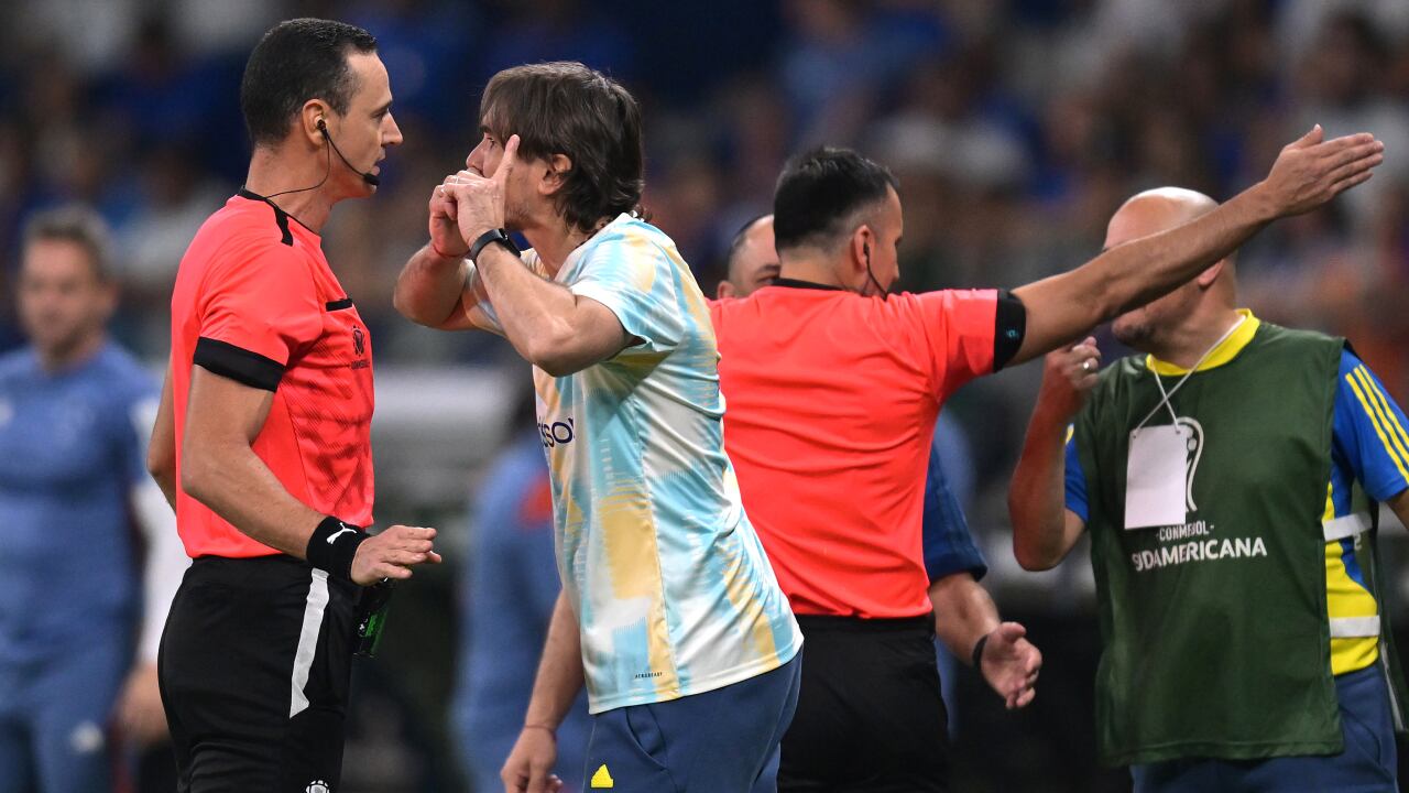 Wilmar Roldán discute con Diego Martínez, técnico de Boca Juniors