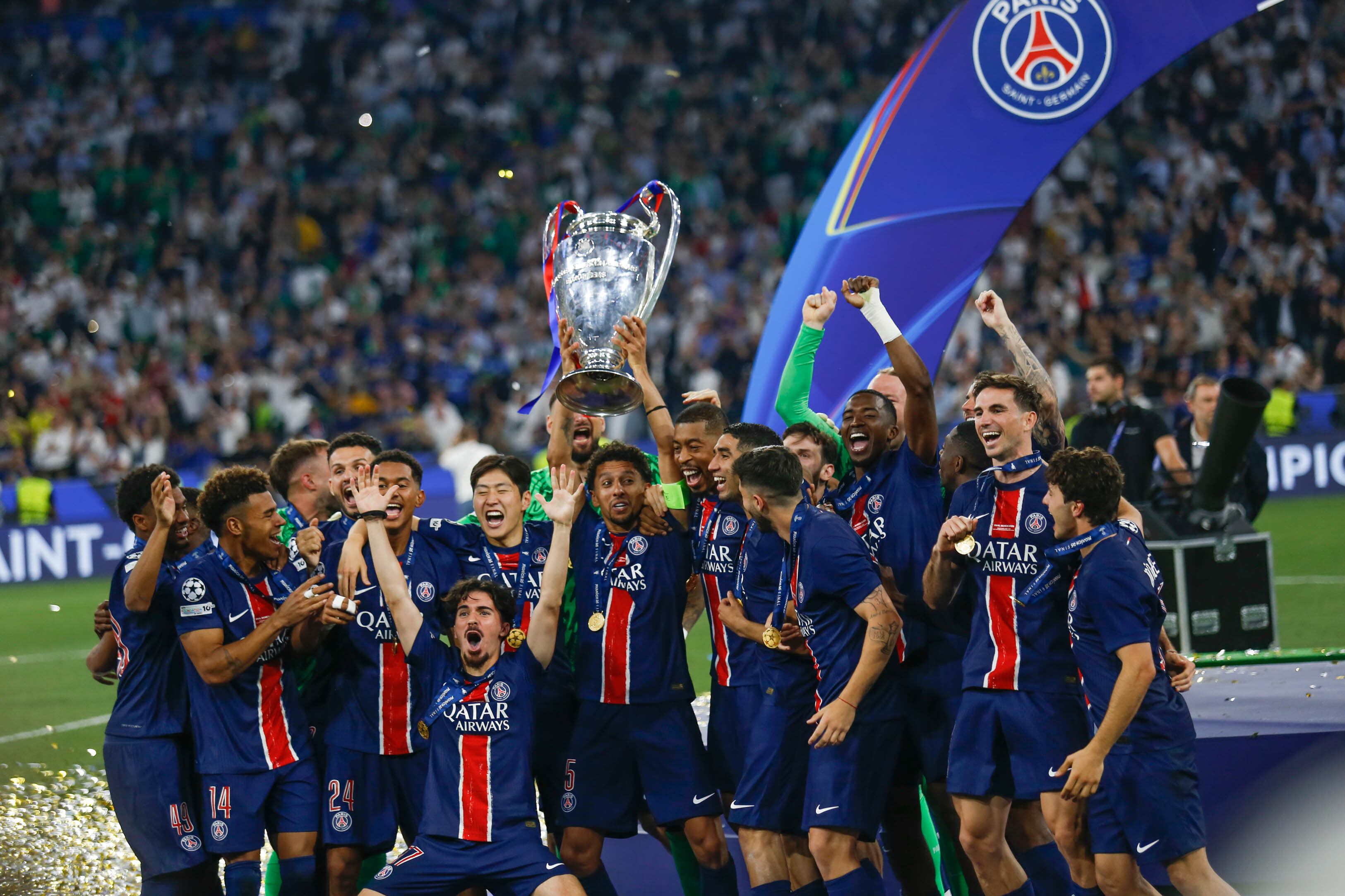 PSG levantando el trofeo de campeón de la Champions League 2025.