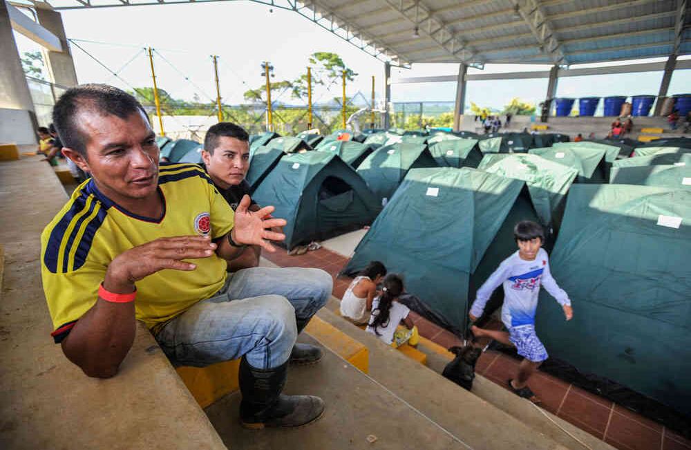 Manuel Roviro Palles Torres y su hijo Albeiro Palles sollozan el viernes 7 de abril de 2017, en el albergue del ITP —Instituto Tecnológico del Putumayo—, en Mocoa. Manuel y su familia son desplazados por el conflicto armado y ahora lo perdieron todo nuevamente, luego que la noche del 31 de marzo una avalancha provocada por el desbordamiento de los ríos Mocoa, Mulato y Sangoyaco arrasó con todo lo que encontró a su paso. Foto: Carlos Julio Martínez / Enviado Especial de Semana