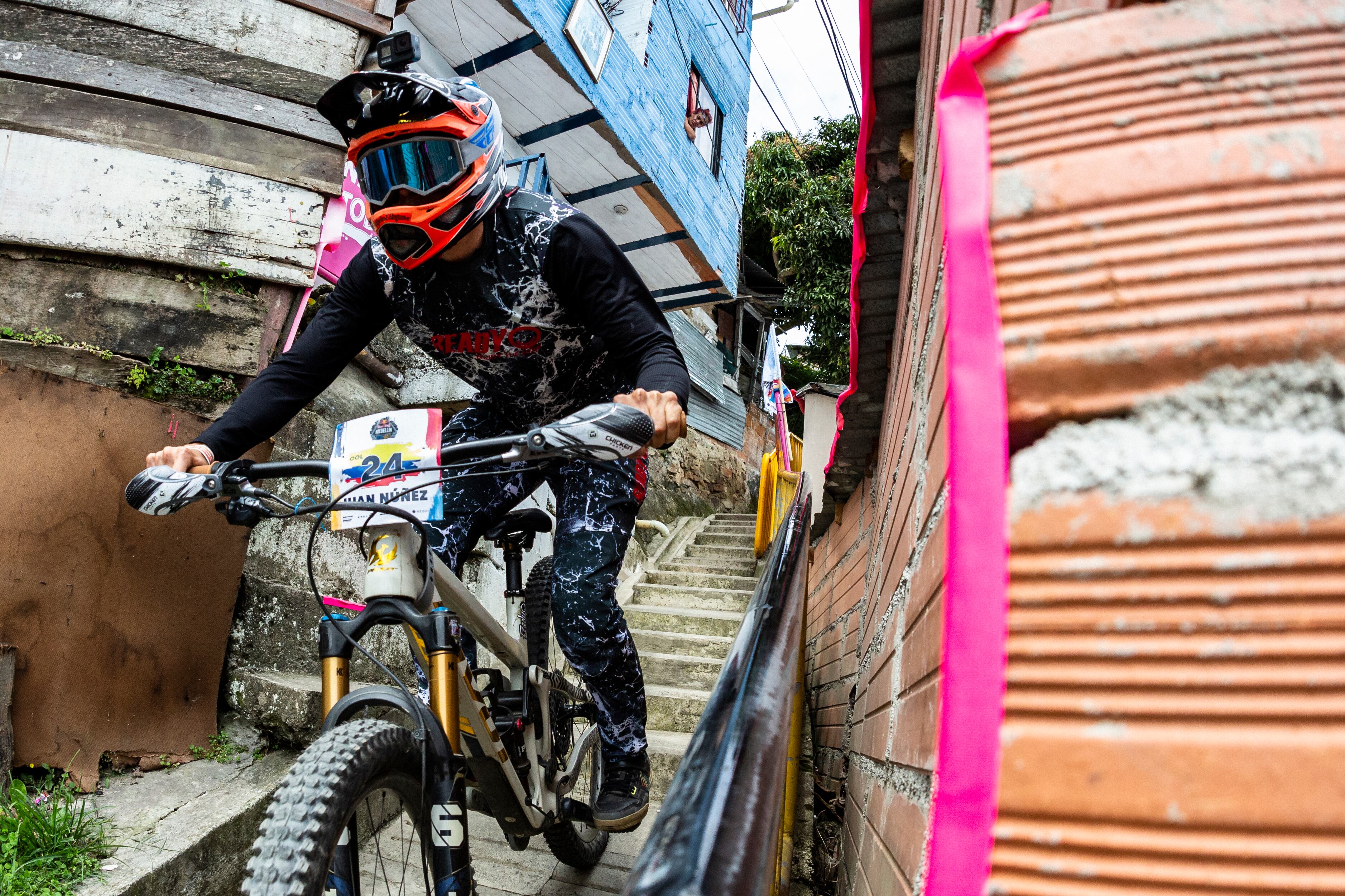 El 4 de marzo, la Comuna 13 de Medellín vivió Red Bull Cerro Abajo Medellín 2023, una de las competencias más importantes de downhill urbano de Suramérica y el mundo. Evento deportivo lleno de color, emoción, adrenalina y cultura.