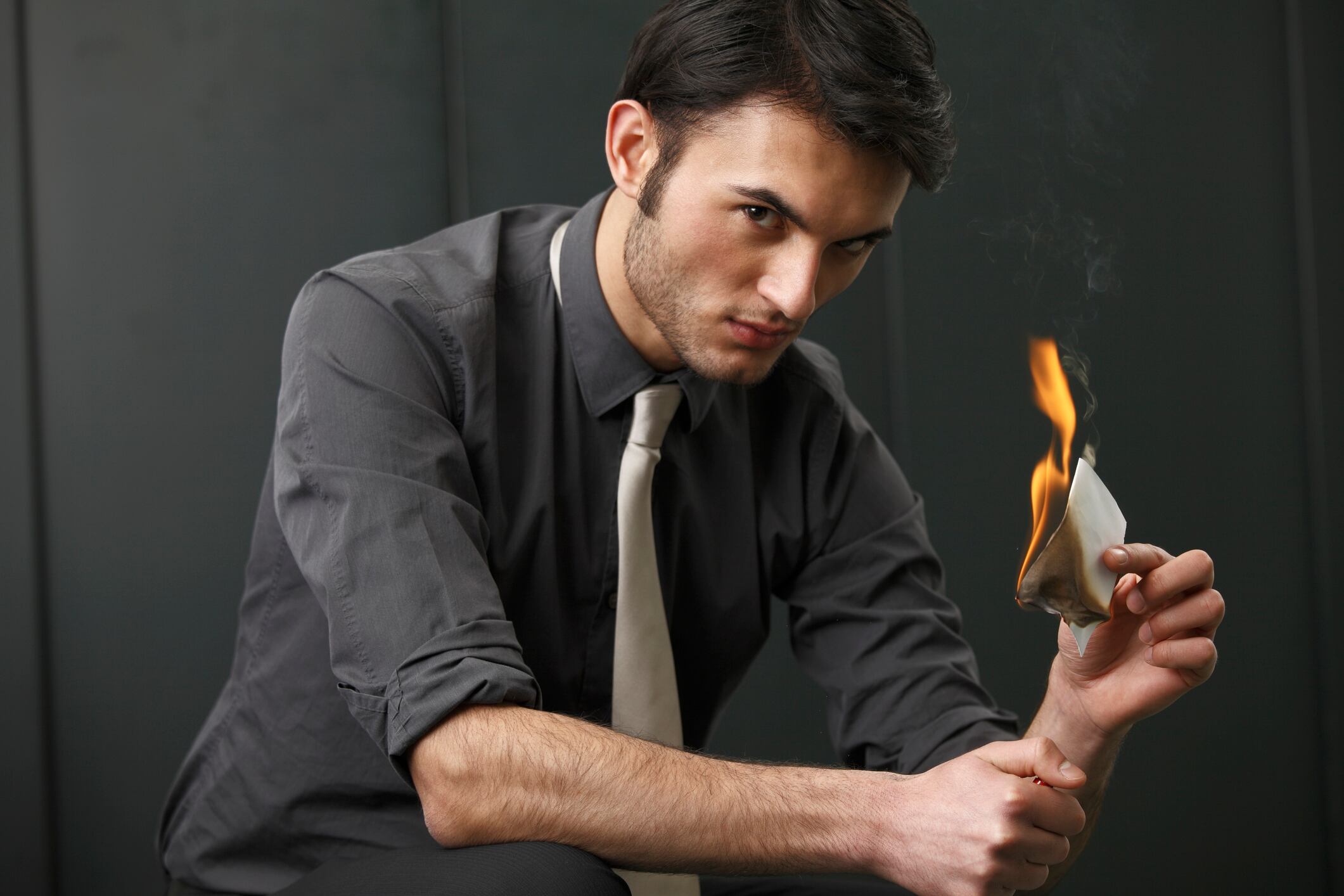 Quemar una hoja de papel en donde se escriben las intenciones para el año nuevo hace parte de un ritual para atraer la abundancia.