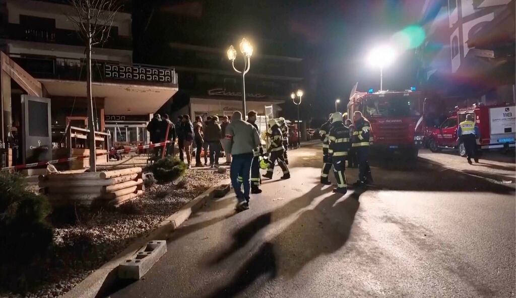 Rescatistas y bomberos en la zona donde se declaró un incendio que dejó muertos y heridos durante la celebración de Año Nuevo en Crans-Montana, Alpes suizos, Suiza, el jueves 1 de enero de 2026. (Policía Cantonal de Valaisana vía AP)