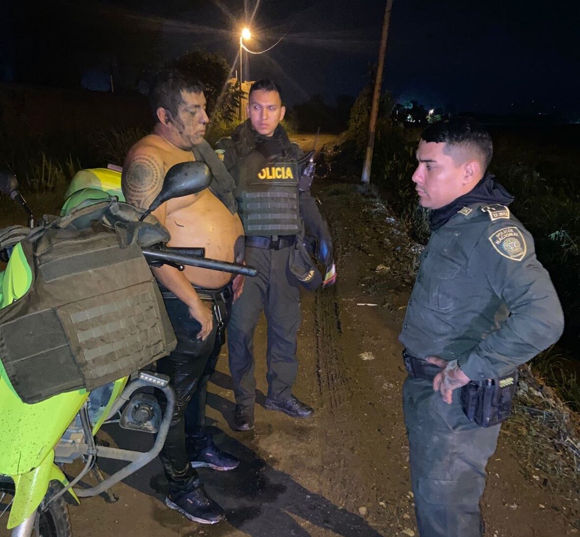 Patrulleros de la Policía rescataron al conductor que perdió el control de su vehículo y se fue a un caño.