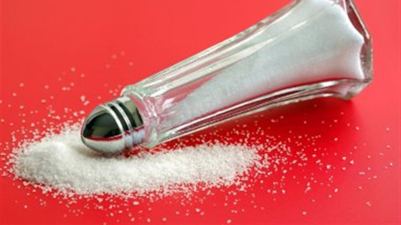 El consumo de sal en exceso puede acarrear graves problemas para la salud renal. Foto: Thinkstock