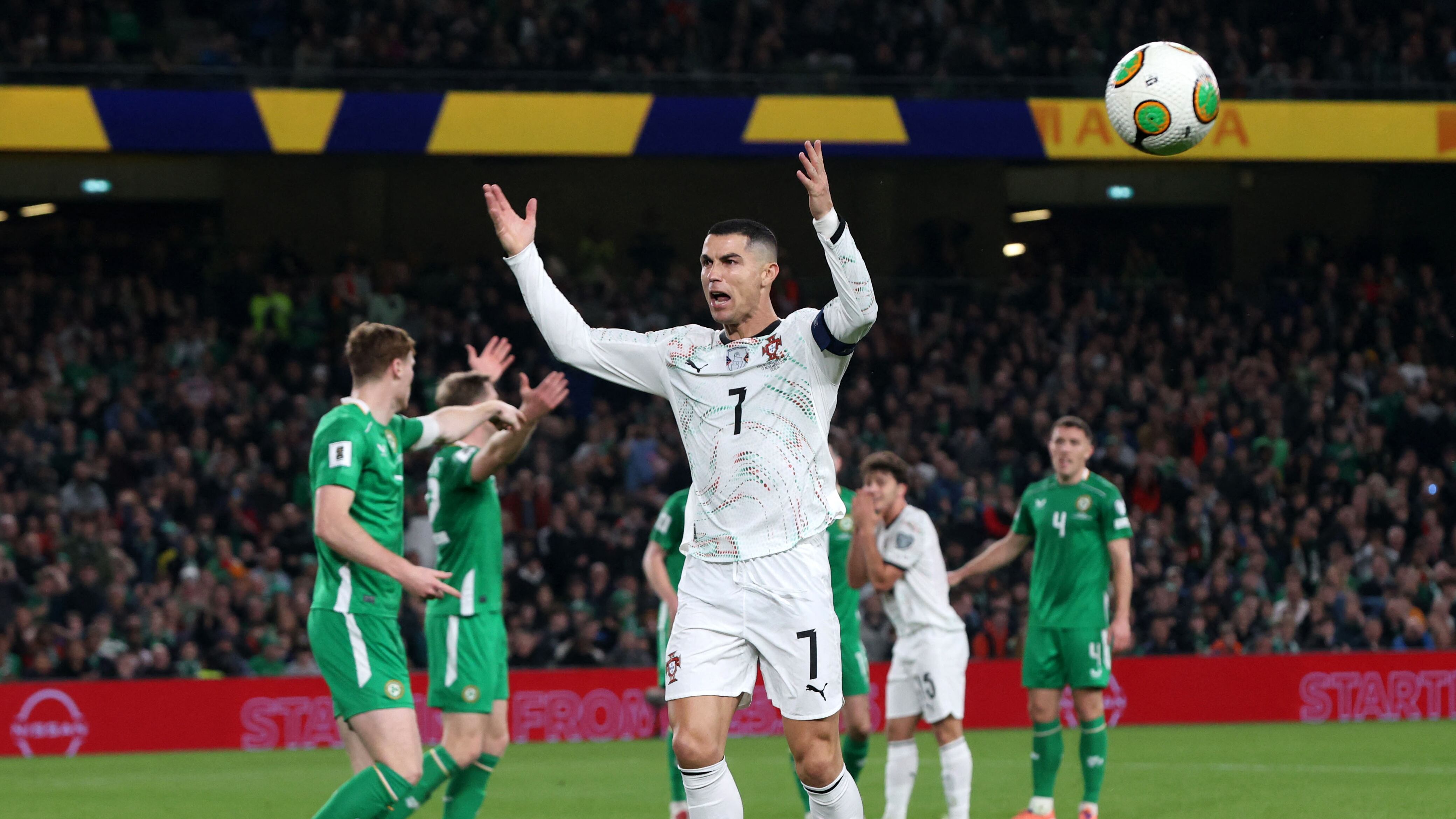 El delantero portugués Cristiano Ronaldo reacciona durante el partido de clasificación del Grupo F para la Copa Mundial de Fútbol Masculino de 2026 entre Irlanda y Portugal en el Estadio Aviva de Dublín el 13 de noviembre de 2025. (Foto de Paul Faith / AFP)