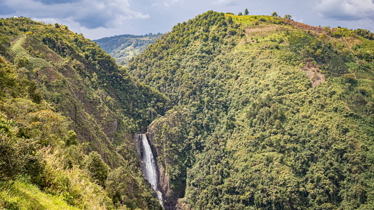 El Salto de Bordones es uno de los principales atractivos naturales de Isnos, Huila.