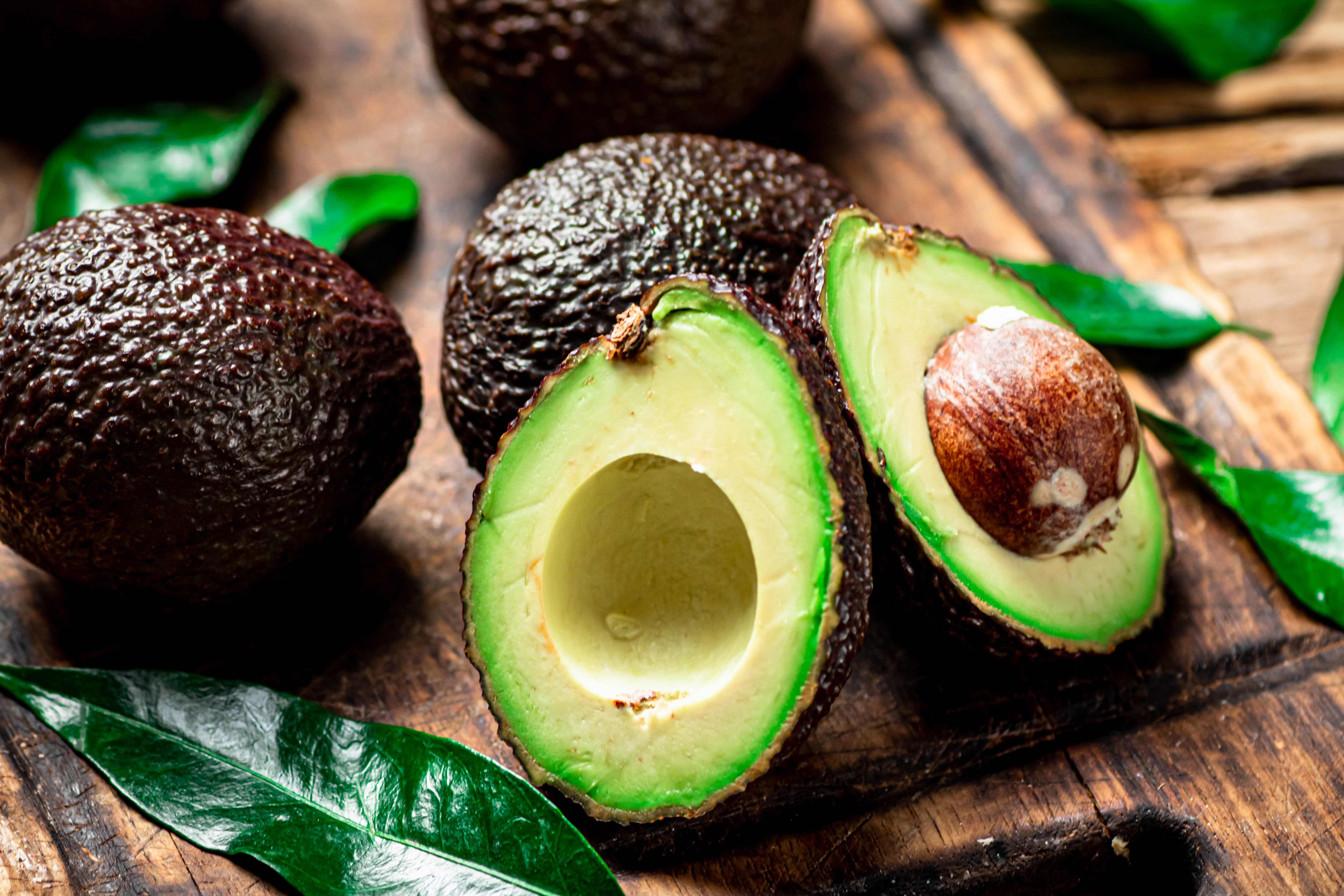 El aguacate tiene propiedades nutricionales para el cuerpo que lo describen como un alimento ideal y muy completo.
