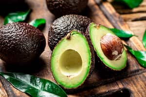 El aguacate tiene propiedades nutricionales para el cuerpo que lo describen como un alimento ideal y muy completo.
