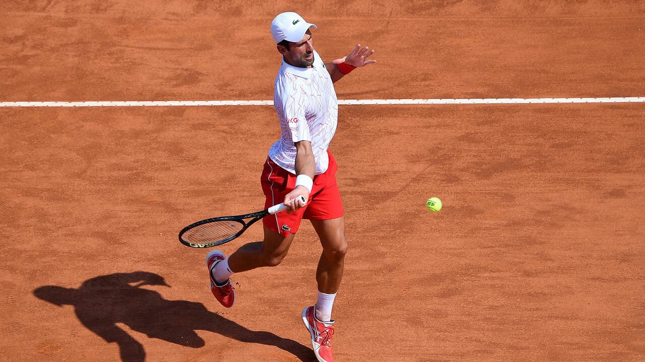 El serbio Novak Djokovic devuelve el balón al italiano Salvatore Caruso, en el torneo Abierto de tenis de Italia en Roma, el miércoles 16 de septiembre de 2020. Foto: Alfredo Falcone / LaPresse vía AP