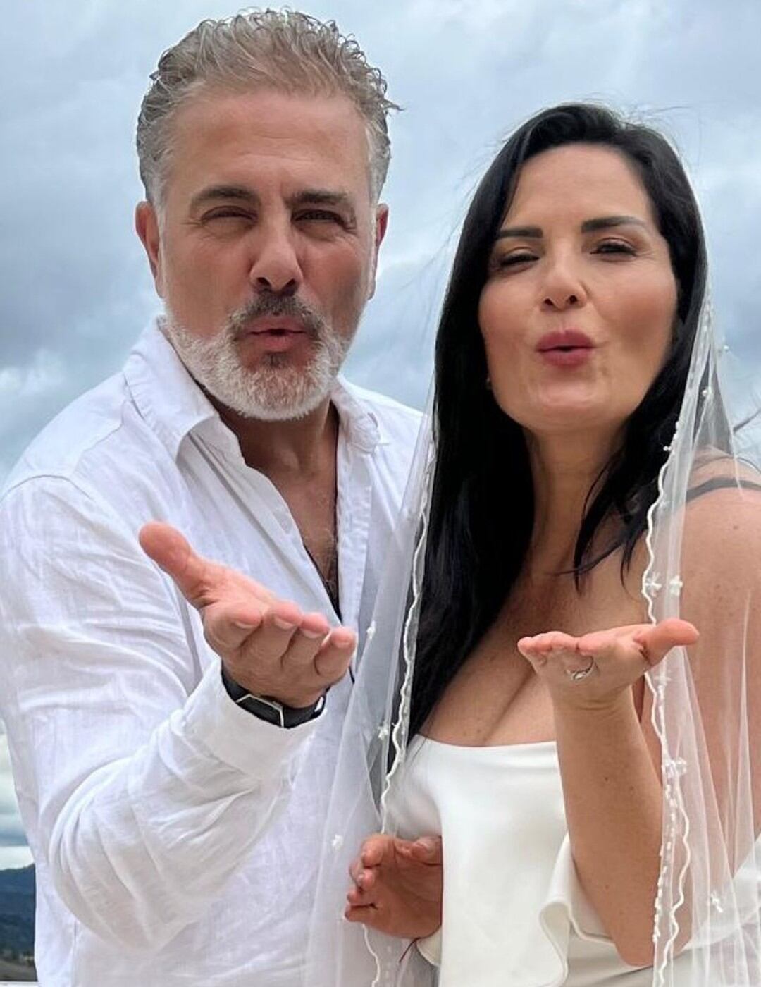 Marcelo Dos Santos, se casó con la presentadora Beatriz Helena Álvarez después de tres meses de relación.