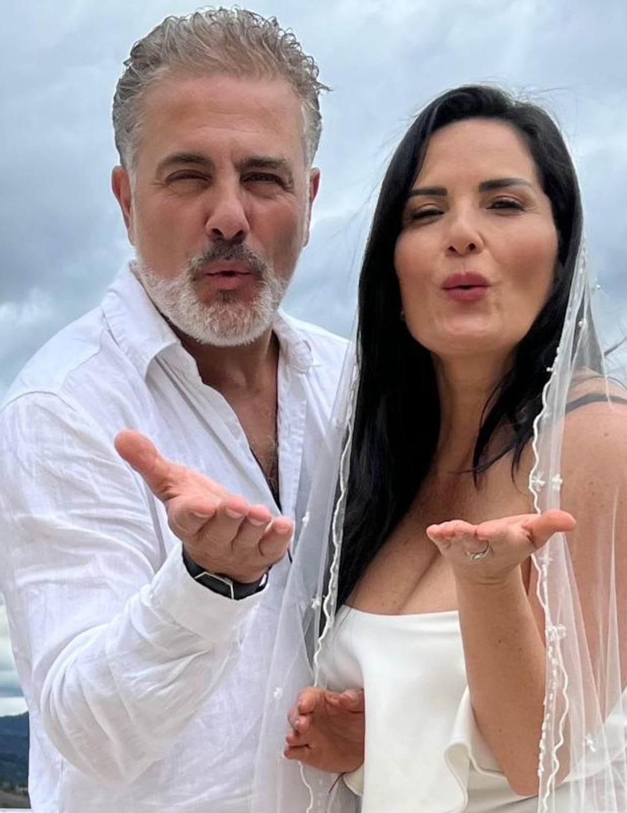 Marcelo Dos Santos, se casó con la presentadora Beatriz Helena Álvarez después de tres meses de relación.